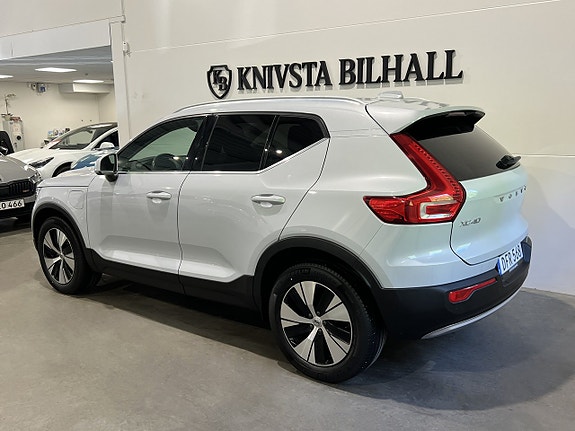 Volvo XC40 2 of 5