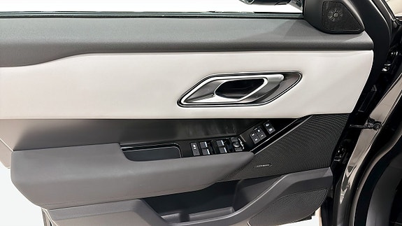 Land Rover Range Rover Velar 11 of 13