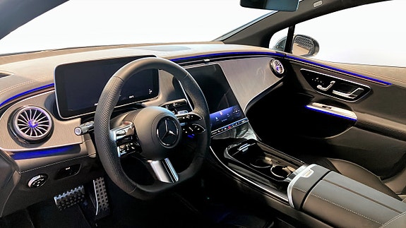 Mercedes-Benz EQE350 3 of 5