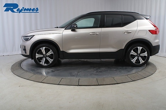 Volvo XC40 2 of 5