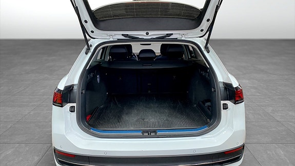 Volkswagen Passat 12 of 14