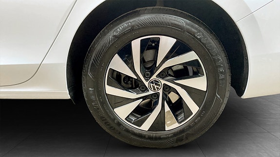 Volkswagen Passat 6 of 14