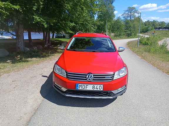 Volkswagen Passat Alltrack 2 of 5