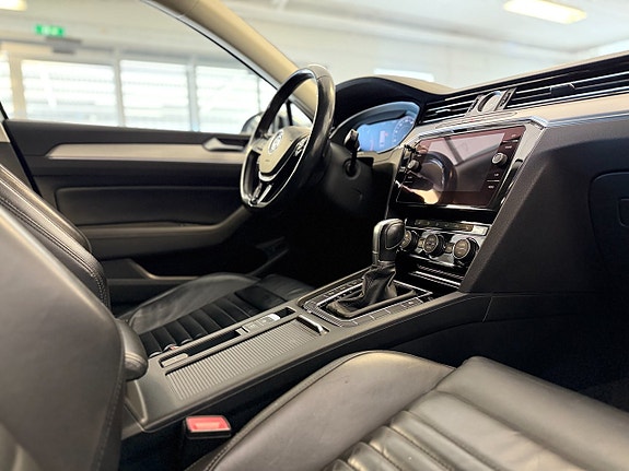Volkswagen Passat Alltrack 13 of 16