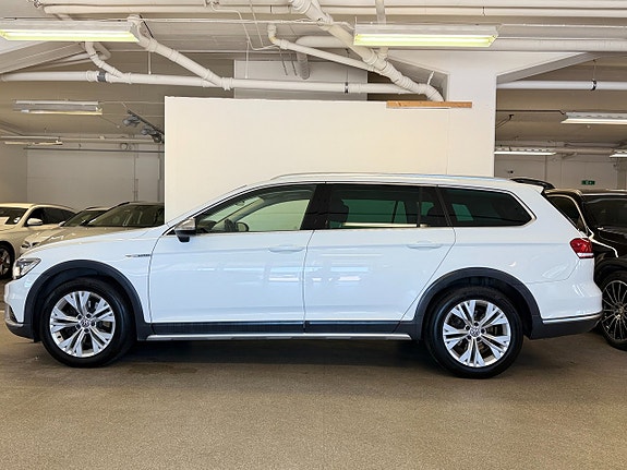 Volkswagen Passat Alltrack 2 of 5