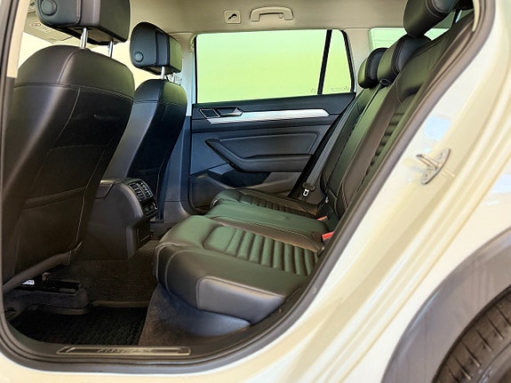 Volkswagen Passat Alltrack 14 of 16