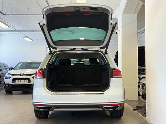 Volkswagen Passat Alltrack 10 of 16