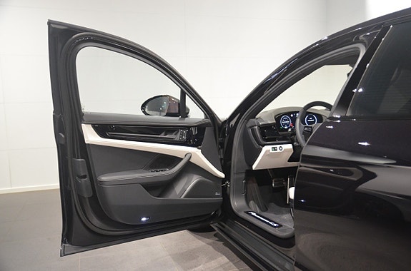 Porsche Panamera 4S 10 of 24