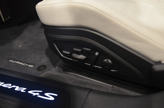 Porsche Panamera 4S 19 of 24