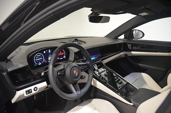 Porsche Panamera 4S 11 of 24
