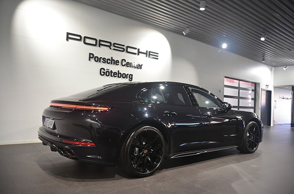 Porsche Panamera 4S 4 of 5