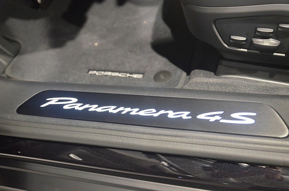 Porsche Panamera 4S 18 of 24