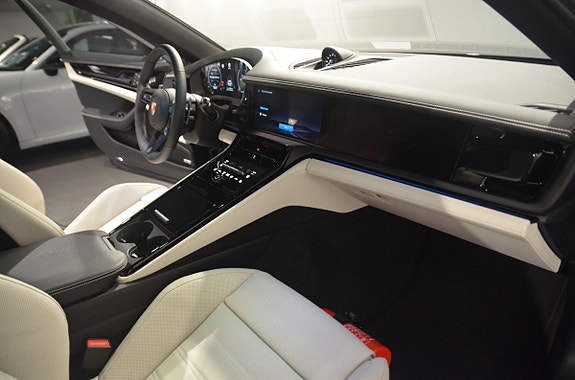 Porsche Panamera 4S 14 of 24