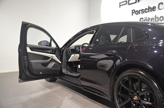 Porsche Panamera 4S 9 of 24