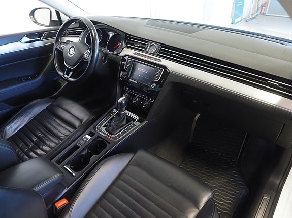 Volkswagen Passat 11 of 25