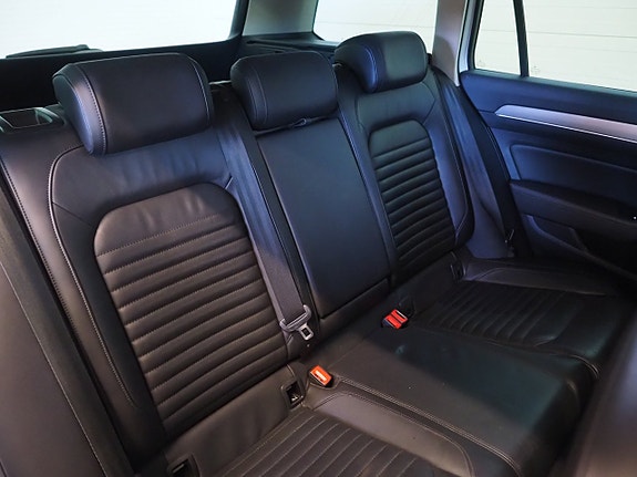 Volkswagen Passat 18 of 25