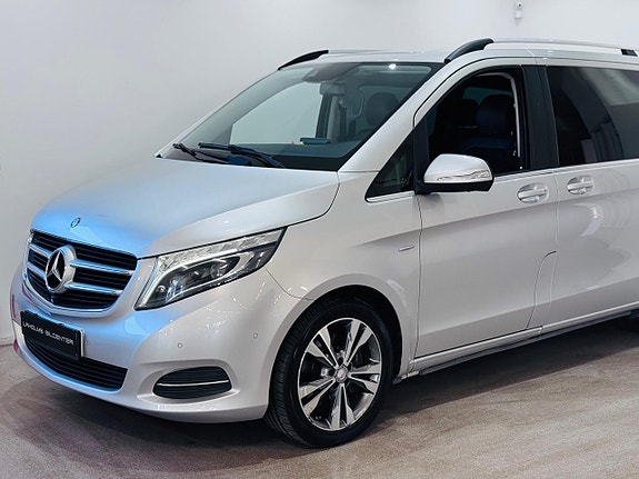 Mercedes-Benz V250 2 of 5