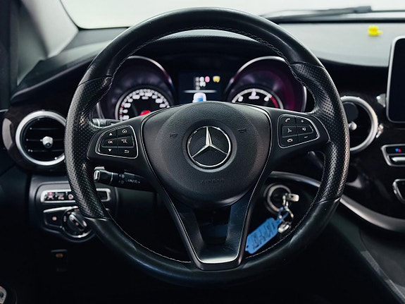 Mercedes-Benz V250 18 of 21