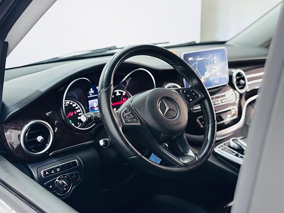Mercedes-Benz V250 9 of 21