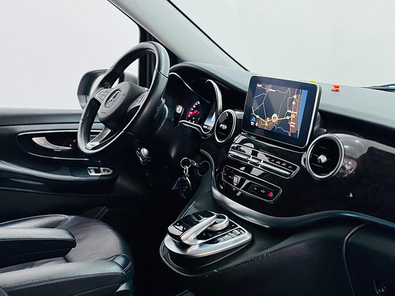 Mercedes-Benz V250 4 of 5