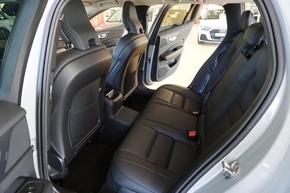 Volvo V60 4 of 17