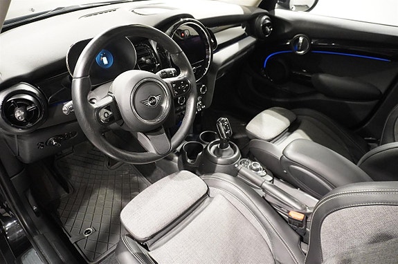 MINI Cooper 4 of 5