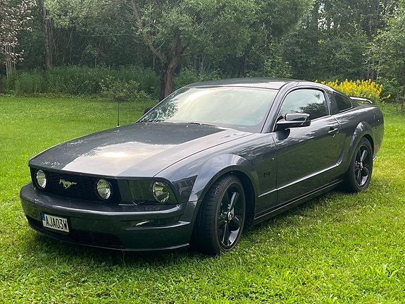 Ford Mustang 2 of 8