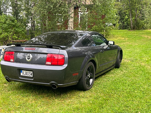 Ford Mustang 3 of 8