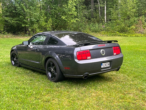 Ford Mustang 4 of 8