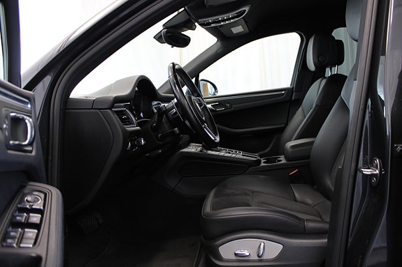Porsche Macan 12 of 30