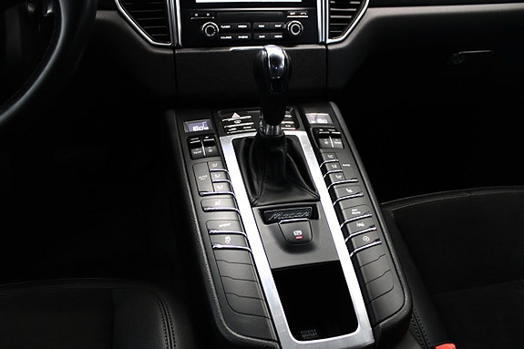 Porsche Macan 18 of 30
