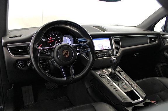 Porsche Macan 13 of 30