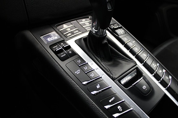 Porsche Macan 25 of 30