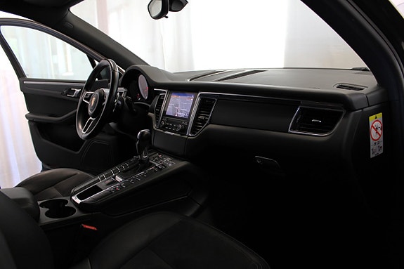 Porsche Macan 14 of 30