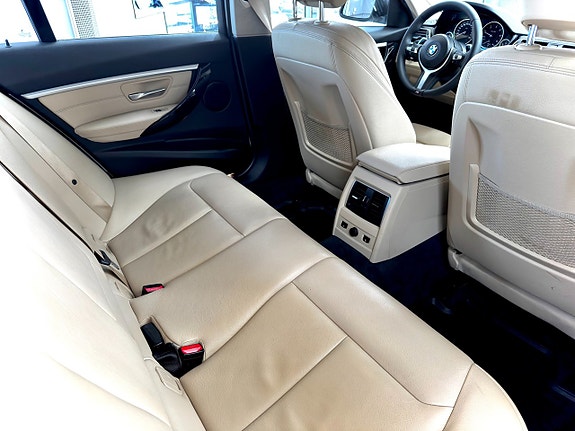 BMW 320d 14 of 16