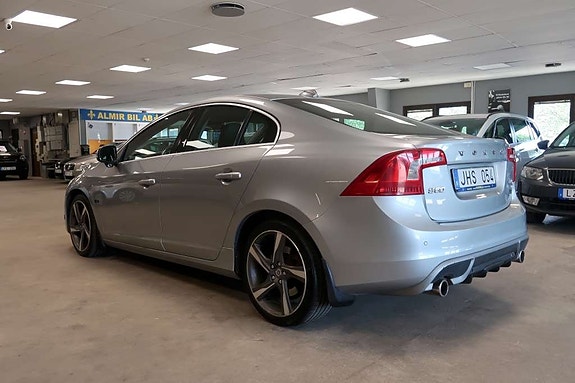 Volvo S60 4 of 5