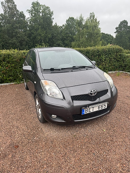 Toyota Yaris 2 of 4