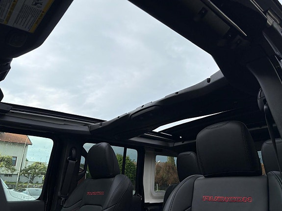 Jeep Wrangler Unlimited 18 of 27