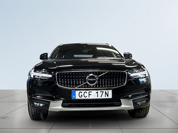 Volvo V90 Cross Country 2 of 5