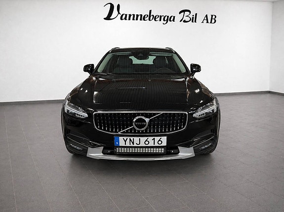 Volvo V90 Cross Country 2 of 5