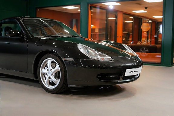 Porsche 911 Carrera 4 3 of 5