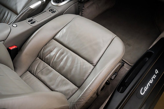 Porsche 911 Carrera 4 24 of 28