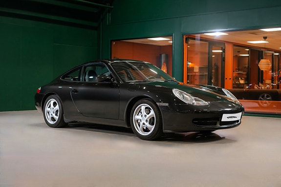 Porsche 911 Carrera 4 2 of 5