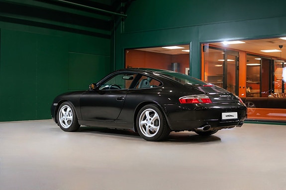 Porsche 911 Carrera 4 4 of 5