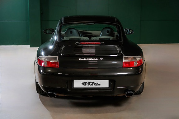 Porsche 911 Carrera 4 10 of 28
