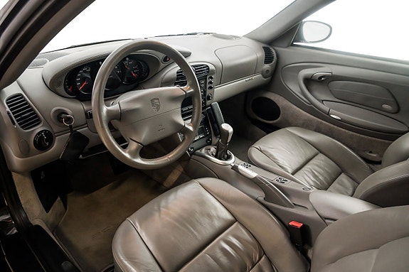 Porsche 911 Carrera 4 12 of 28