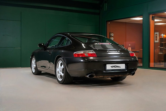 Porsche 911 Carrera 4 5 of 5