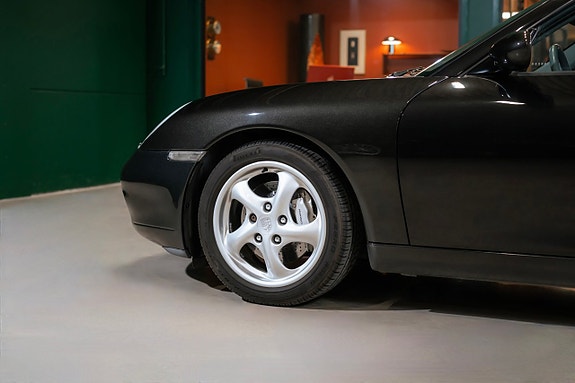 Porsche 911 Carrera 4 6 of 28