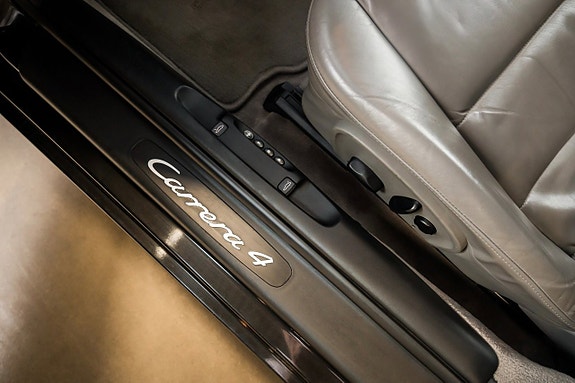 Porsche 911 Carrera 4 13 of 28