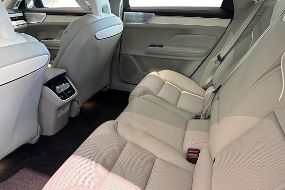 Volvo ES90 13 of 23